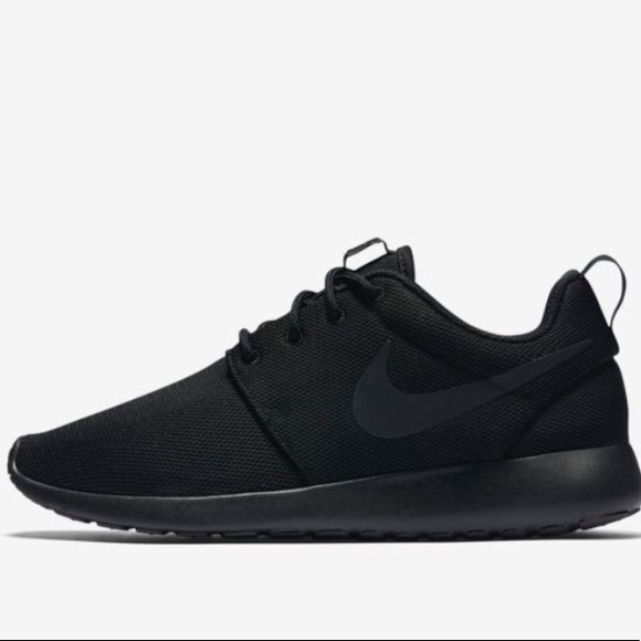 Nike Shoes - Nike Roshe One